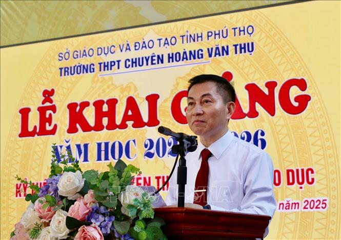 Thầy giáo Bùi Văn Đường, Hiệu trưởng Trường THPT Chuyên Hoàng Văn Thụ (Phú Thọ)  đọc thư chúc mừng của Chủ tịch nước gửi ngành giáo dục nhân ngày khai giảng năm học mới. Ảnh: Vũ Hà- TTXVN