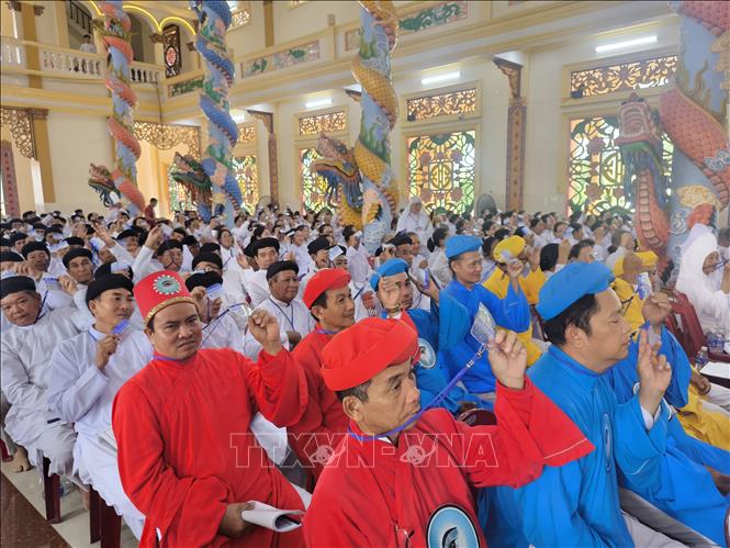 Đại biểu biểu quyết thông qua Dự án Hành đạo nhiệm kỳ 2025-2030. Ảnh: Huỳnh Phúc Hậu - TTXVN