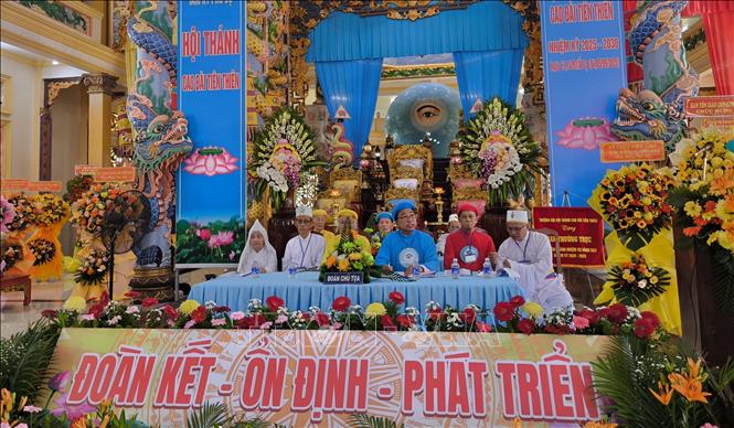 Chủ tọa điều hành đại hội. Ảnh: Huỳnh Phúc Hậu - TTXVN