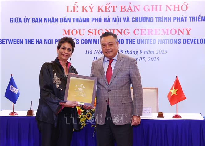 Chủ tịch UBND Thành phố Hà Nội Trần Sỹ Thanh tặng quà lưu niệm bà Kanni Wignaraja, Trợ lý Tổng thư ký Liên hợp quốc, Trợ lý Tổng Giám đốc Chương trình Phát triển Liên hợp quốc (UNDP) và Giám đốc Văn phòng Chương trình Phát triển Liên hợp quốc khu vực Châu Á – Thái Bình Dương. Ảnh: Văn Điệp - TTXVN