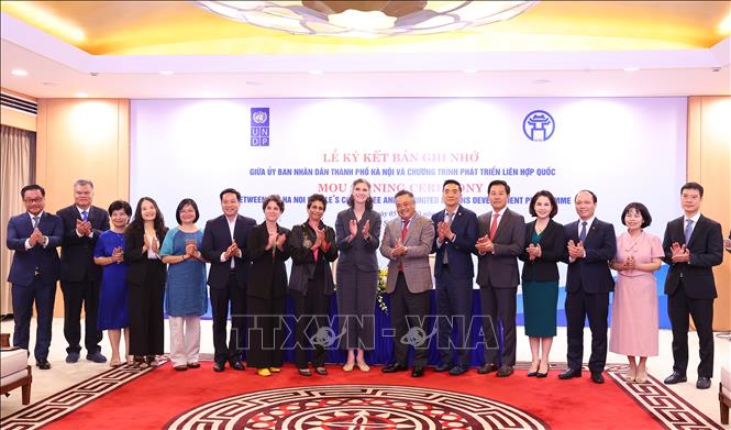 Chủ tịch UBND Thành phố Hà Nội Trần Sỹ Thanh và bà Kanni Wignaraja, Trợ lý Tổng thư ký Liên hợp quốc, Trợ lý Tổng Giám đốc Chương trình Phát triển Liên hợp quốc (UNDP) và Giám đốc Văn phòng Chương trình Phát triển Liên hợp quốc khu vực Châu Á – Thái Bình Dương với các đại biểu. Ảnh: Văn Điệp - TTXVN