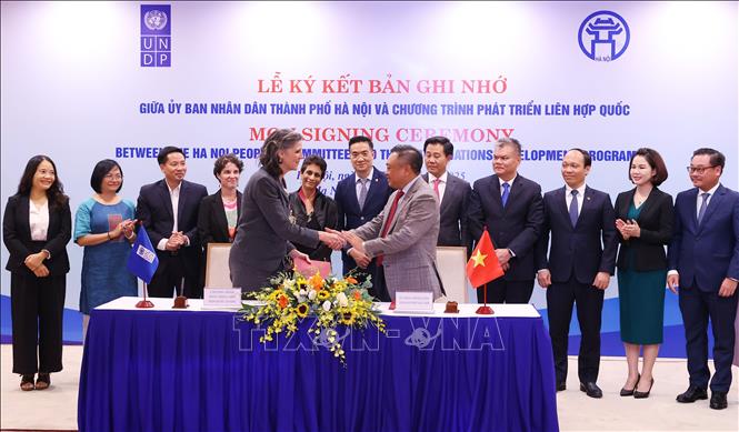 Chủ tịch UBND thành phố Hà Nội Trần Sỹ Thanh và bà Ramla Khalidi, Trưởng Đại diện Thường trú của UNDP tại Việt Nam ký kết hợp tác. Ảnh: Văn Điệp - TTXVN