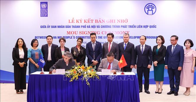 Chủ tịch UBND thành phố Hà Nội Trần Sỹ Thanh và bà Ramla Khalidi, Trưởng Đại diện Thường trú của UNDP tại Việt Nam ký kết hợp tác. Ảnh: Văn Điệp - TTXVN