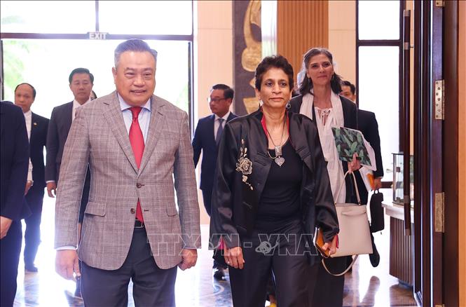 Chủ tịch UBND Thành phố Hà Nội Trần Sỹ Thanh và bà Kanni Wignaraja, Trợ lý Tổng thư ký Liên hợp quốc, Trợ lý Tổng Giám đốc Chương trình Phát triển Liên hợp quốc (UNDP) và Giám đốc Văn phòng Chương trình Phát triển Liên hợp quốc khu vực Châu Á – Thái Bình Dương. Ảnh: Văn Điệp - TTXVN