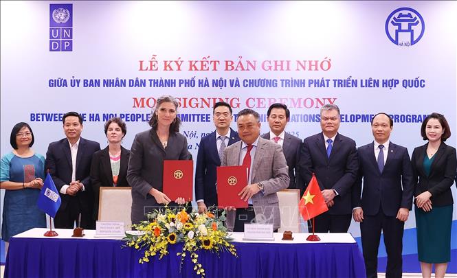Chủ tịch UBND thành phố Hà Nội Trần Sỹ Thanh và bà Ramla Khalidi, Trưởng Đại diện Thường trú của UNDP tại Việt Nam ký kết hợp tác. Ảnh: Văn Điệp - TTXVN