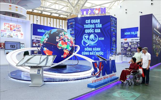 Một gia đình tri thức Hà Nội thăm quan Khu trưng bày của Thông tấn xã Việt Nam. Ảnh: Quốc Khánh - TTXVN