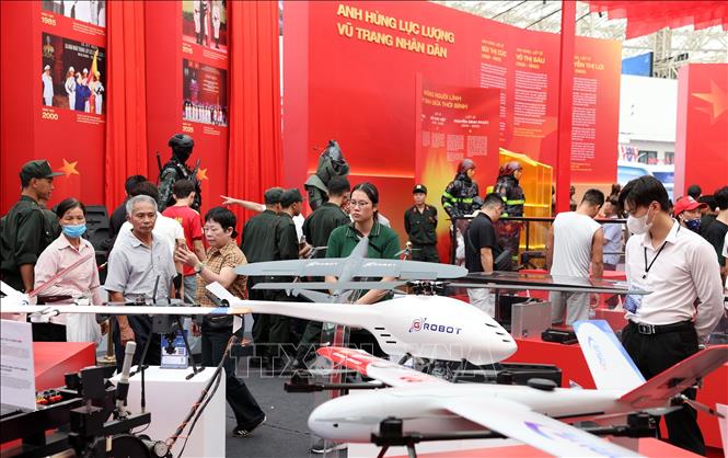 Đông đảo nhân dân thăm quan các gian trưng bày trong triển lãm Thành tựu Đất nước 