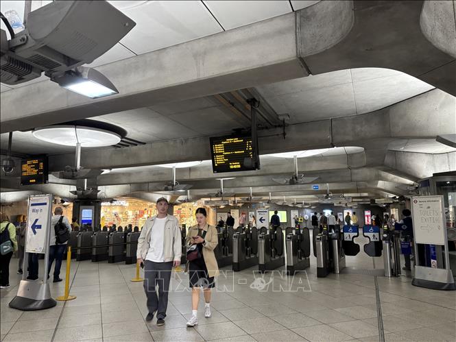 Một cửa kiểm soát vé tự động của hệ thống tàu điện ngầm London. Ảnh Hữu Tiến - PV TTXVN tại Anh