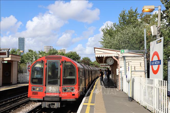 Một ga nổi trên mặt đất của hệ thống tàu điện ngầm London. Ảnh Hữu Tiến - PV TTXVN tại Anh