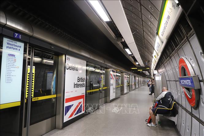 Hành khách đợi tàu tại ga Westminster nằm trên tuyến Jubilee line, tuyến tàu điện ngầm mới được trang bị cửa kính tự động ngăn sân ga với đường ray. Ảnh Hữu Tiến - PV TTXVN tại Anh