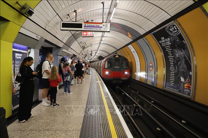 Hành khách đợi tàu tại một ga ngầm dưới mặt đất của hệ thống tàu điện ngầm London. Ảnh Hữu Tiến - PV TTXVN tại Anh