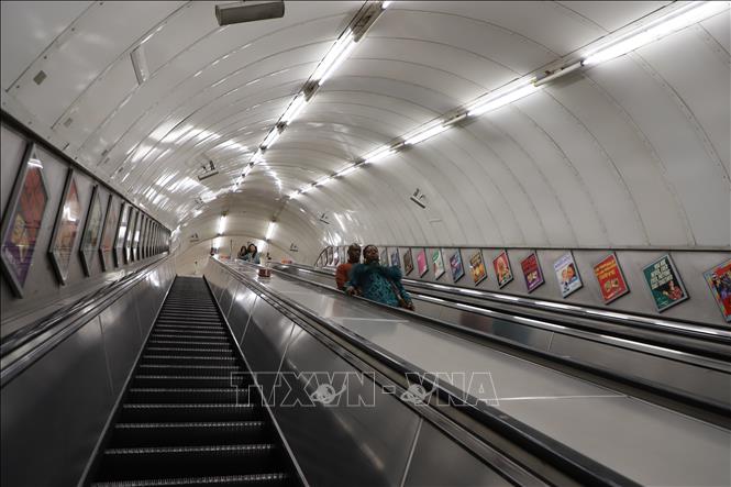 Thang máy dẫn xuống một ga tàu điện ngầm ở London. Ảnh Hữu Tiến - PV TTXVN tại Anh