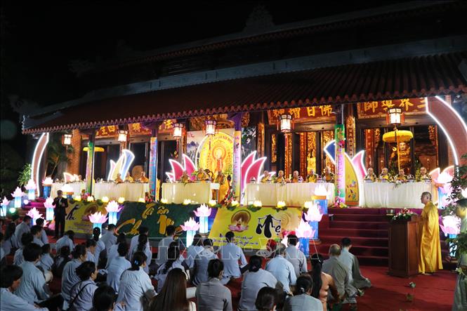 Nhiều phật tử tham dự Lễ Vu Lan ở Tổ đình Tường Vân, phường Thủy Xuân, thành phố Huế. Ảnh: Nguyên Lý-TTXVN