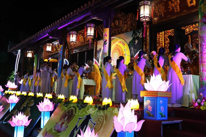 Nghi thức trong Lễ Vu Lan ở Tổ đình Tường Vân, phường Thủy Xuân, thành phố Huế. Ảnh: Nguyên Lý-TTXVN