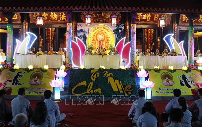 Nhiều phật tử tham dự Lễ Vu Lan ở Tổ đình Tường Vân, phường Thủy Xuân, thành phố Huế. Ảnh: Nguyên Lý-TTXVN