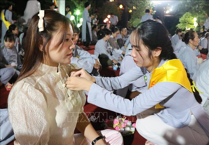 Nghi thức cài hoa tại Lễ Vu Lan ở Tổ đình Tường Vân, phường Thủy Xuân, thành phố Huế. Ảnh: Nguyên Lý-TTXVN