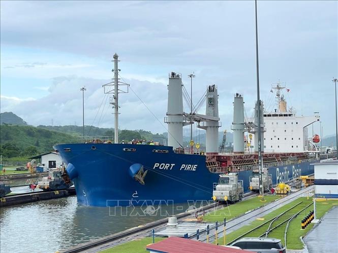 Tàu vận chuyển hàng hóa qua kênh đào Panama- tuyến đường thủy nhân tạo dài 82 km nối Đại Tây Dương với Thái Bình Dương. Ảnh: TTXVN phát
