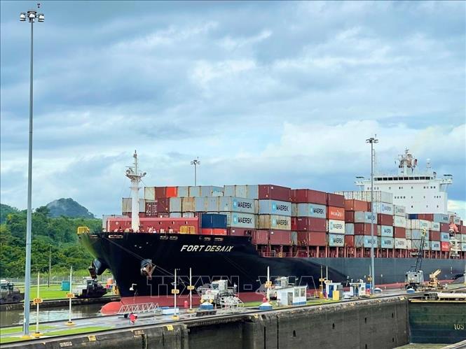 Tàu vận chuyển hàng hóa qua kênh đào Panama- tuyến đường thủy nhân tạo dài 82 km nối Đại Tây Dương với Thái Bình Dương. Ảnh: TTXVN phát