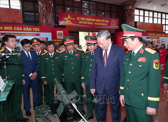 Tổng Bí thư Tô Lâm và các đại biểu tham quan Khu trưng bày sản phẩm công nghiệp Quốc phòng. Ảnh: Trọng Đức - TTXVN