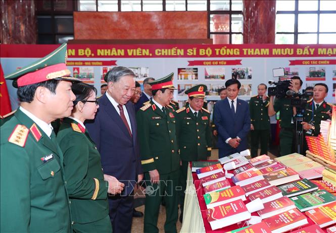 Tổng Bí thư Tô Lâm và các đại biểu tham quan Khu trưng bày ấn phẩm Quốc phòng. Ảnh: Trọng Đức - TTXVN