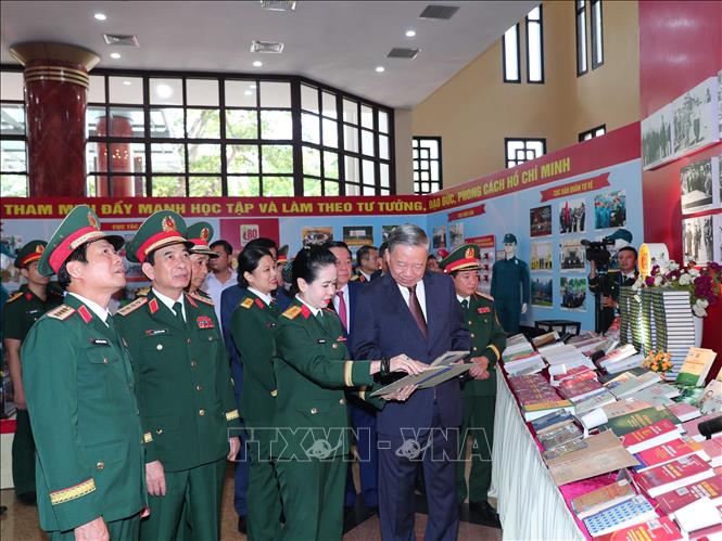 Tổng Bí thư Tô Lâm và các đại biểu tham quan Khu trưng bày ấn phẩm Quốc phòng. Ảnh: Trọng Đức - TTXVN