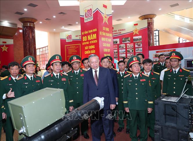 Tổng Bí thư Tô Lâm và các đại biểu tham quan Khu trưng bày sản phẩm công nghiệp Quốc phòng. Ảnh: Trọng Đức - TTXVN