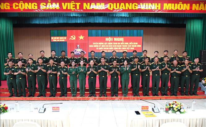 Lãnh đạo Bộ CHQS tỉnh An Giang, Thủ trưởng các phòng và Ban Chỉ huy phòng thủ khu vực chụp ảnh với cán bộ, chiến sĩ thực hiện nhiệm vụ A80. Ảnh: Văn Sĩ - TTXVN
