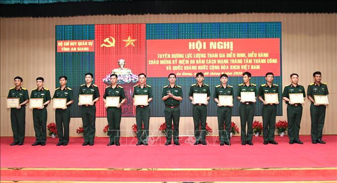 Đại tá Huỳnh Văn Khởi, Chính ủy Bộ CHQS tỉnh An Giang trao giấy khen cho các đồng chí hoàn thành tốt nhiệm vụ A80. Ảnh: Văn Sĩ - TTXVN