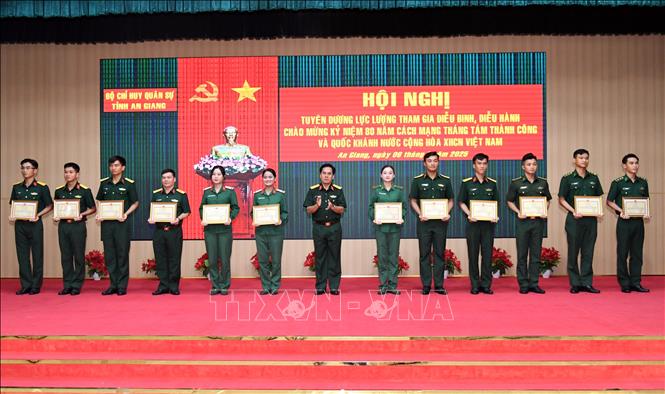 Đại tá Chau Chắc, Phó Chính ủy Bộ CHQS tỉnh An Giang trao tặng giấy khen cho các đồng chí hoàn thành tốt nhiệm vụ A80. Ảnh: Văn Sĩ - TTXVN