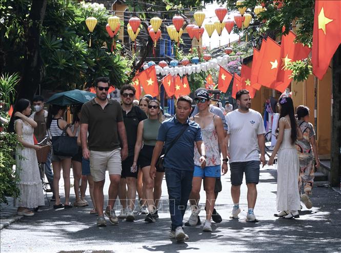 International tourists stroll on Hoi An ancient city's streets. VNA Photo 