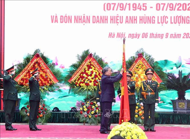 Tổng Bí thư Tô Lâm trao tặng Danh hiệu Anh hùng Lực lượng vũ trang nhân dân cho Bộ tổng Tham mưu Quân đội nhân dân Việt Nam. Ảnh: Thống Nhất – TTXVN