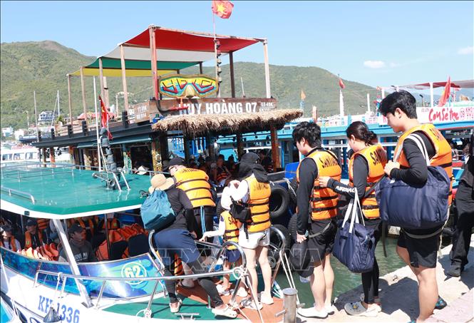 Tourists come to Nha Trang Bay in Khanh Hoa province. VNA Photo 
