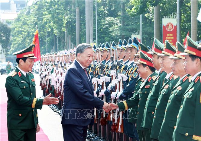 Tổng Bí thư Tô Lâm gặp mặt các đại biểu tại Lễ kỷ niệm 80 năm Ngày truyền thống Bộ tổng Tham mưu Quân đội nhân dân Việt Nam. Ảnh: Thống Nhất – TTXVN