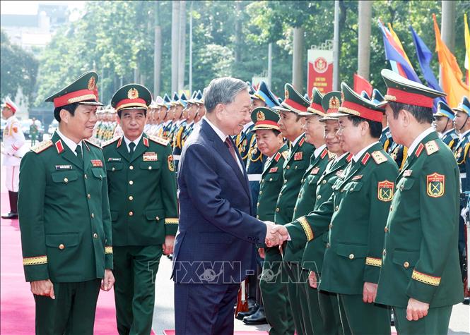 Tổng Bí thư Tô Lâm gặp mặt các đại biểu tại Lễ kỷ niệm 80 năm Ngày truyền thống Bộ tổng Tham mưu Quân đội nhân dân Việt Nam. Ảnh: Thống Nhất – TTXVN