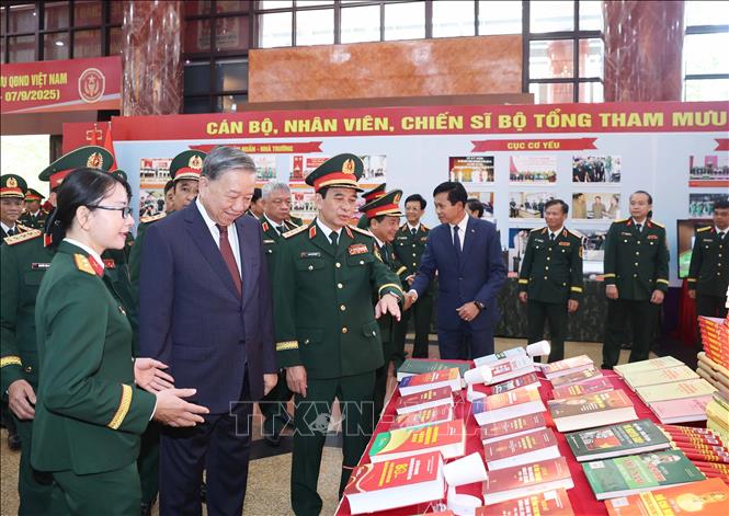Tổng Bí thư Tô Lâm thăm Khu trưng bày tại lễ kỷ niệm. Ảnh: Thống Nhất – TTXVN