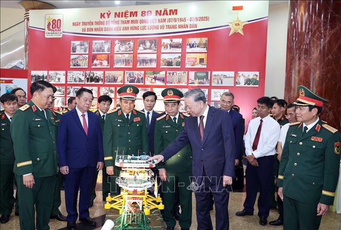 Tổng Bí thư Tô Lâm thăm Khu trưng bày tại lễ kỷ niệm. Ảnh: Thống Nhất – TTXVN