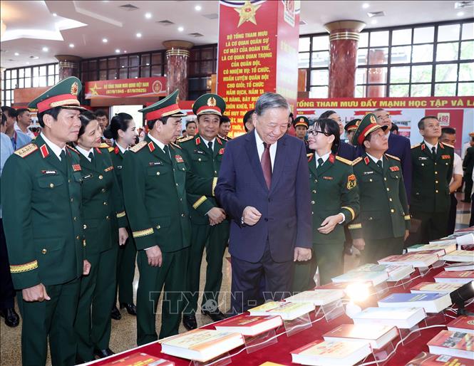 Tổng Bí thư Tô Lâm thăm Khu trưng bày tại lễ kỷ niệm. Ảnh: Thống Nhất – TTXVN