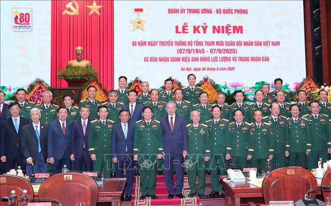 Tổng Bí thư Tô Lâm với các đại biểu tại lễ kỷ niệm. Ảnh: Trọng Đức - TTXVN