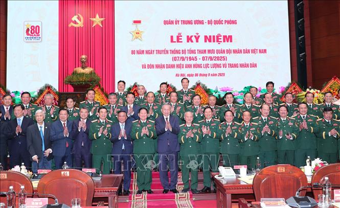 Tổng Bí thư Tô Lâm với các đại biểu tại lễ kỷ niệm. Ảnh: Trọng Đức - TTXVN