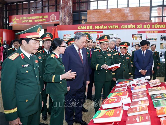 Tổng Bí thư Tô Lâm thăm Khu trưng bày tại lễ kỷ niệm. Ảnh: Thống Nhất – TTXVN