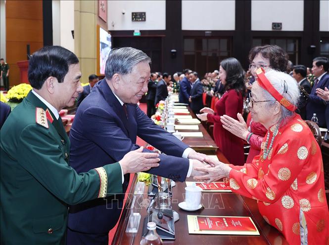 Tổng Bí thư Tô Lâm gặp gỡ Mẹ Việt Nam Anh hùng tại lễ kỷ niệm. Ảnh: Thống Nhất – TTXVN