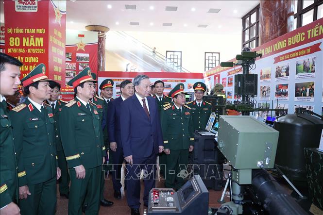 Tổng Bí thư Tô Lâm thăm Khu trưng bày các sản phẩm khoa học công nghệ quốc phòng tại lễ kỷ niệm. Ảnh: Thống Nhất – TTXVN