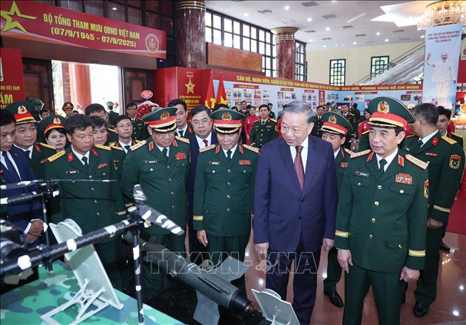 Tổng Bí thư Tô Lâm thăm Khu trưng bày các sản phẩm khoa học công nghệ quốc phòng tại lễ kỷ niệm. Ảnh: Thống Nhất – TTXVN