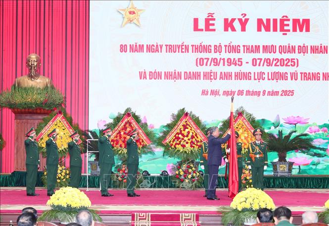 Tổng Bí thư Tô Lâm gắn Danh hiệu Anh hùng LLVT nhân dân lên quân kỳ Quyết thắng của Bộ Tổng Tham mưu QĐND Việt Nam. Ảnh: Trọng Đức - TTXVN