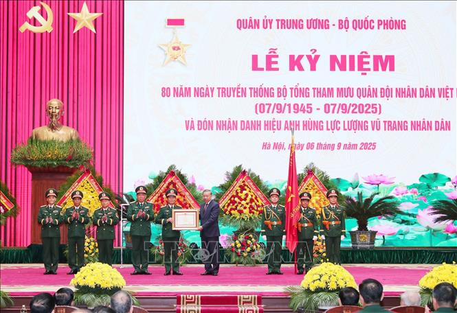 Tổng Bí thư Tô Lâm trao Danh hiệu Anh hùng LLVT nhân dân cho Bộ Tổng Tham mưu QĐND Việt Nam tại lễ kỷ niệm. Ảnh: Trọng Đức - TTXVN