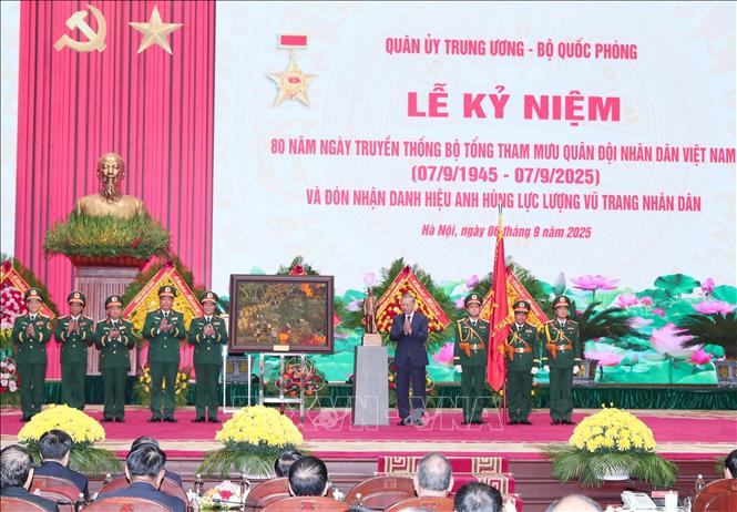 Tổng Bí thư Tô Lâm tặng quà lưu niệm cho Bộ Tổng Tham mưu QĐND Việt Nam tại lễ kỷ niệm. Ảnh: Trọng Đức - TTXVN