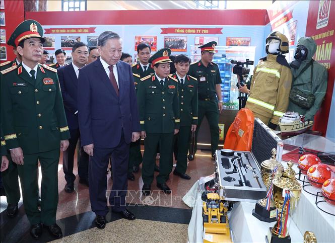 Tổng Bí thư Tô Lâm thăm Khu trưng bày các sản phẩm khoa học công nghệ tại lễ kỷ niệm. Ảnh: Thống Nhất – TTXVN