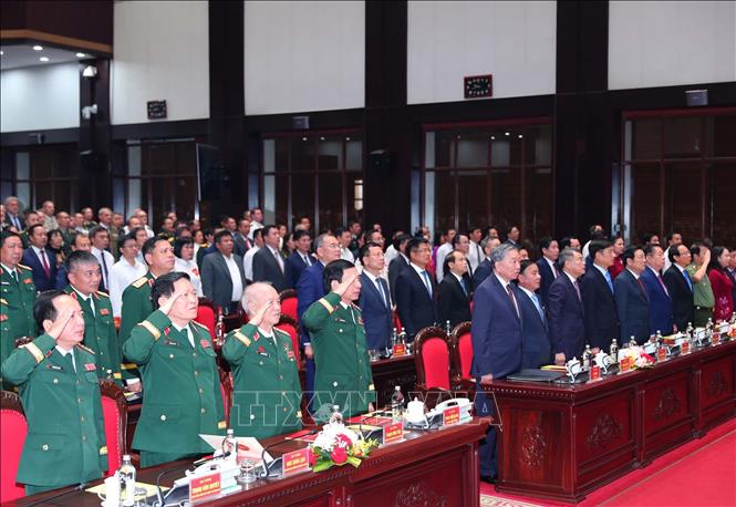 Tổng Bí thư Tô Lâm và các đại biểu thực hiện nghi thức chào cờ tại lễ kỷ niệm. Ảnh: Trọng Đức - TTXVN