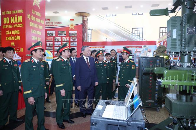 Tổng Bí thư Tô Lâm thăm Khu trưng bày các sản phẩm khoa học công nghệ quốc phòng tại lễ kỷ niệm. Ảnh: Thống Nhất – TTXVN