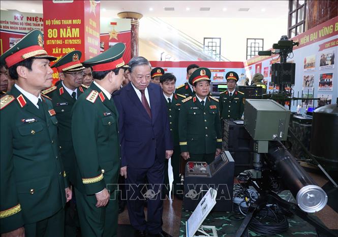 Tổng Bí thư Tô Lâm thăm Khu trưng bày các sản phẩm khoa học công nghệ quốc phòng tại lễ kỷ niệm. Ảnh: Thống Nhất – TTXVN